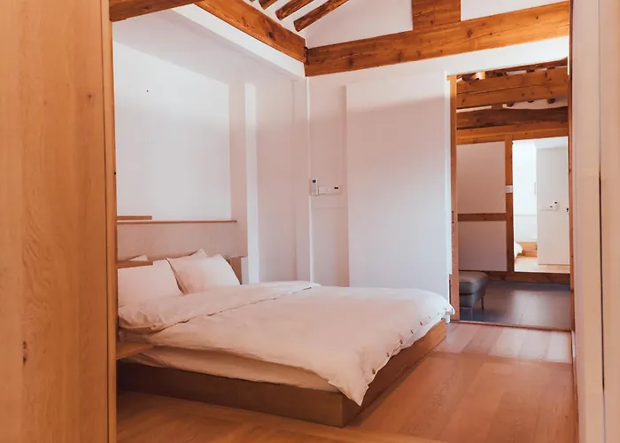 Вилла Gyedong Hanok 125 *